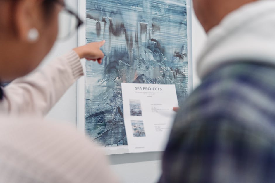 Persone creative che discutono di arte e cultura contemporanea