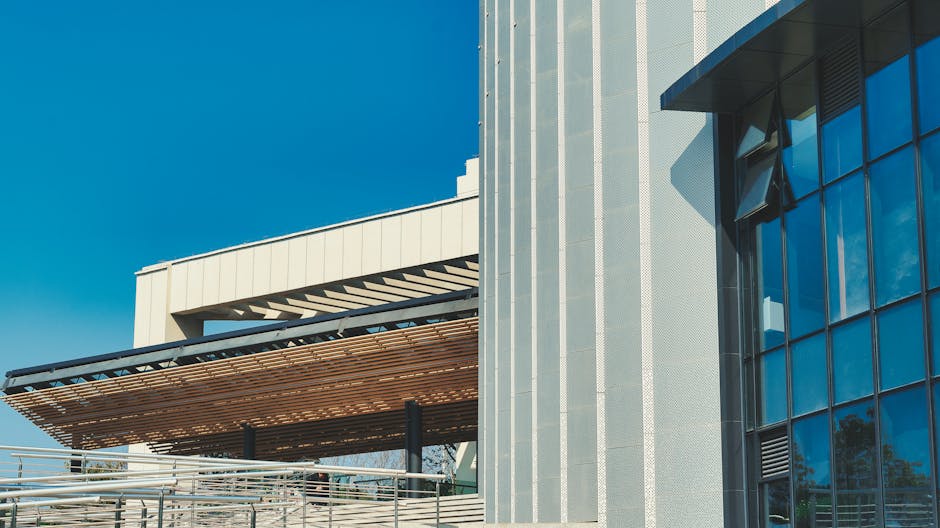 Esterno di un edificio di architettura moderna, simbolo della società contemporanea