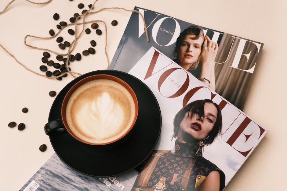Lettura di una rivista culturale in un caffè, esplorando la letteratura