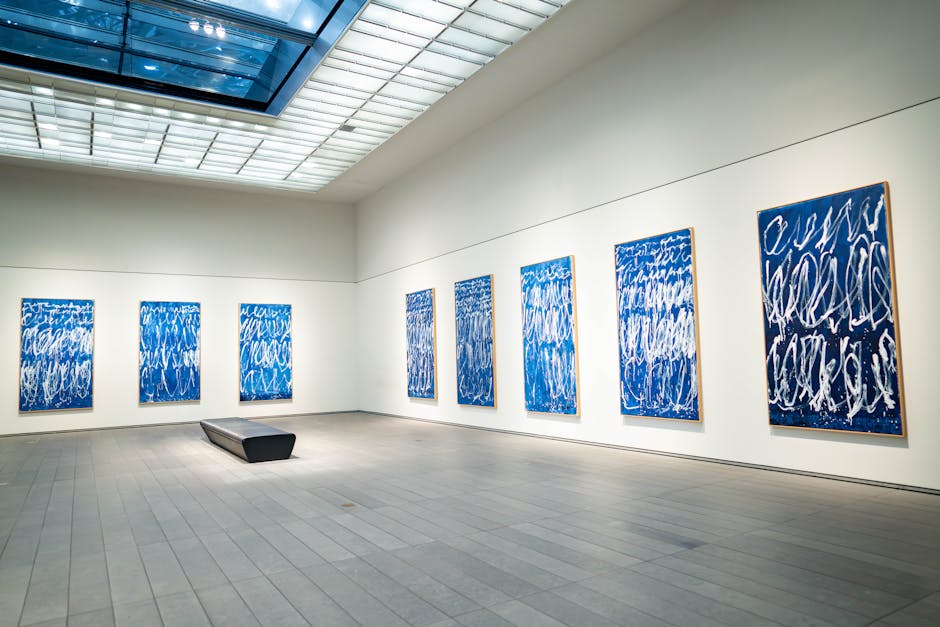 Galleria d'arte moderna con visitatori che osservano opere di cultura contemporanea